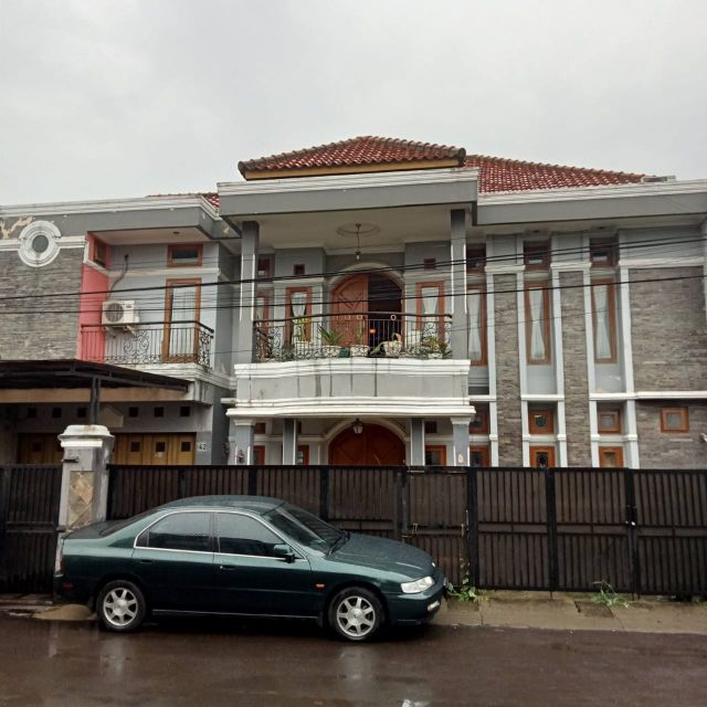 Rumah 2 lantai bagus siap pakai di Kembar Baru Bandung